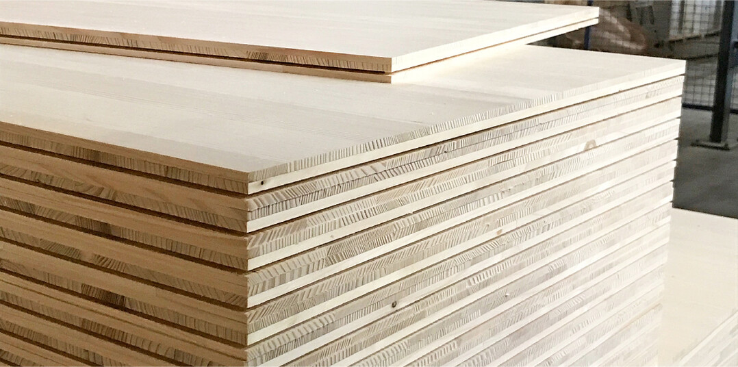 Die S�gewerk Echtle KG im Schwarzwald produziert Holzplatten aus Wei�tanne. Das Bild zeigt Dreischichtplatten mit umlaufender Nut zur unsichtbaren Befestigung mit abgestimmtem Montagesystem. K�nftig soll mehr Holz im Land verarbeitet und der Holzbau weiter ausgebaut werden.