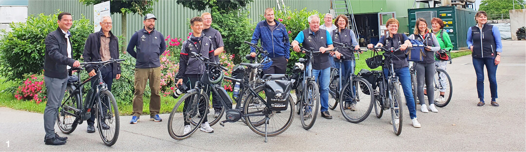Auf dem Energiehof Weitenau wurden die Radler von Betriebsleiterehepaar Juliane (r.) und Winfried Vees (6. v. r.) und den B�rgermeistern Klaus Mack/Bad Wildbad (l.) und Armin J�chle/Eutingen (2.v. l.) begr��t.