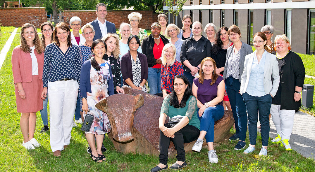 Die Absolventinnen der Fachschule f�r Hauswirtschaft in Ludwigsburg mit Lehrerinnen und Gratulantinnen.
