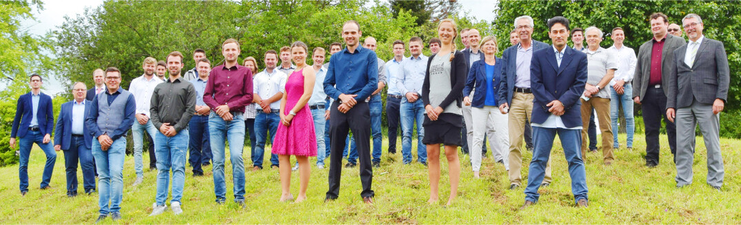 Coronagerechtes Gruppenbild der erfolgreichen Obstbaumeister des Jahres 2021.