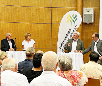 Die Vorg�nger im Interview: Roswitha Geyer-F��ler befragt Waldemar Westermeyer (l). Thomas Hagmann (2. v. r.) wird von Franz Sch�nberger interviewt.