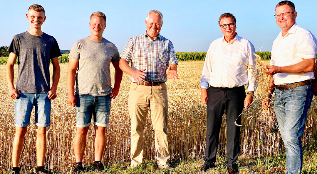 Am Feldrand der Landwirtsfamilie Gronbach im Gespr�ch mit Minister Peter Hauk (2. v. r.) und Vorsitzenden J�rgen Maurer (r.): v. l.� Azubi Manuel Eisebraun, Hofnachfolger Florian Gronbach, Harald Gronbach.