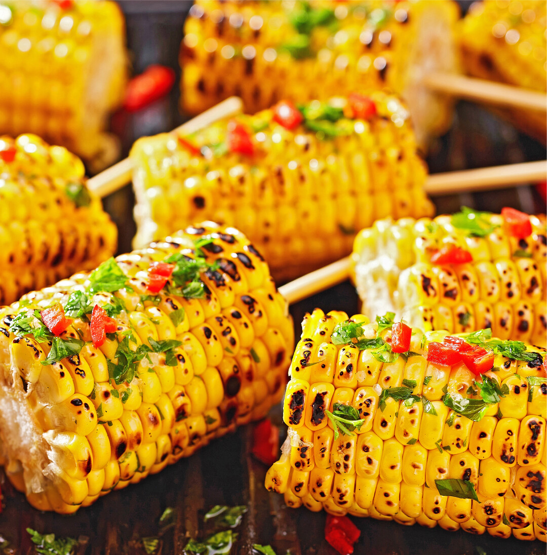 Mais vom Grill Wie w�re es mal mit Zuckermais auf dem Grill? Den gibt es ganz frisch auch aus heimischer Erzeugung, die Saison l�uft etwa von Juni bis Oktober. Die Kolben brauchen etwa zehn Minuten auf dem Grill. Dann werden sie mit Kr�uterbutter bestrichen oder leicht gesalzen. Anschlie�end von beiden Seiten einen Zahnstocher hineinstecken und die K�rner abknabbern. Zarte Zuckermaissorten k�nnen auch roh gegessen werden. F�r die Zubereitung m�ssen zun�chst die H�llbl�tter und F�den entfernt werden. Das gelbe Gem�se wird zehn bis 15 Minuten in Wasser mit etwas Butter und einer Prise Zucker gekocht. Salzen Sie erst danach, weil sich ansonsten die K�rner verh�rten k�nnen. Maisk�rner verfeinern Salate, Suppen und Pasta und schmecken im Chili-Eintopf oder als Beilage zu Fisch. Das Gem�se ist sehr gesund, da es Mineralstoffe wie Kalium, Kalzium und Eisen, aber auch Provitamin A, verschiedene B-Vitamine und Vitamin C enth�lt. Mais stammt urspr�nglich aus Zentral- und S�damerika und z�hlt zu den weltweit bedeutendsten Kulturpflanzen. Erst ab dem 17. Jahrhundert wurde er in gr��erem Umfang in Europa angebaut. Botanisch gesehen ist Mais ein Gras, das sonnige und warme Lagen bevorzugt. Das Gem�se kann auch problemlos im eigenen Garten angebaut werden. Der Boden muss tiefgr�ndig, kalkreich sowie humus- und n�hrstoffreich sein. Heike Kreutz, www.bzfe.de