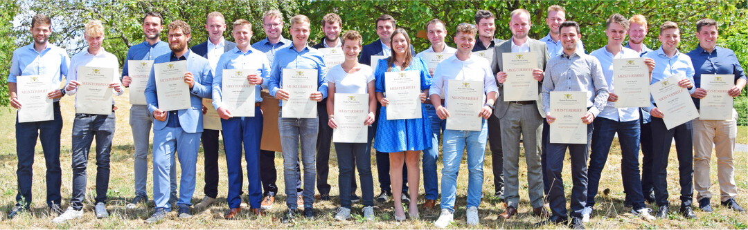 Die G�rtnermeister und -meisterinnen des Jahrgangs 2021 bis 2023 der Fachrichtung Obstbau. Foto: LVWO Weinsberg/Dr. Rue�