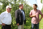 Auf dem Betrieb von Johannes Bentele (r.) in Tettnang-Wellmutsweiler informierte sich der SPD-Bundestagsabgeordnete Martin Gerster über den Einsatz von Saisonarbeitskräften im Obstbau. Über die Folgen des Mindestlohns klärte Helmut Jäger (l.) als Vorsitzender der Obstregion Bodensee auf.