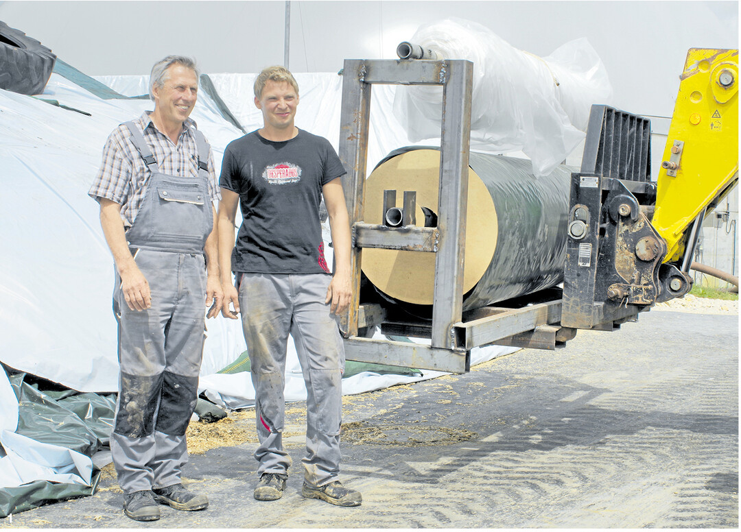 Hans (l.) und Daniel Reichart betreiben Schweinezucht und eine Biogasanlage in Lonsee. F�r die Silos brauchen sie Folie, die sie nun �ber ein selbst konstruiertes Gestell am Frontlader leichter ausbringen k�nnen. Die Folien entsorgen sie �ber das ERDE-System bei der BayWa in Nellingen.