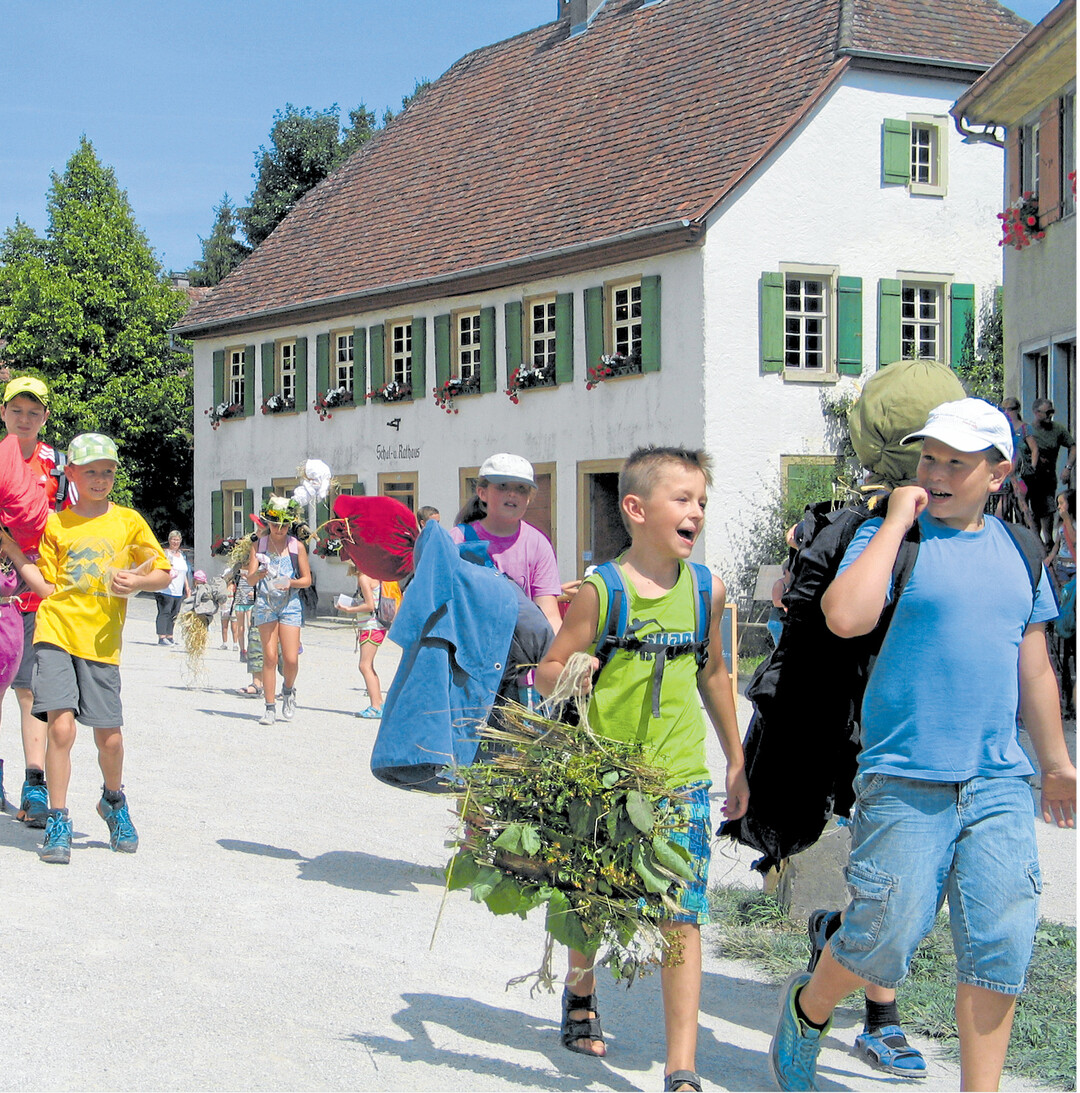 bild der woche Beim Kinderferienprogramm im Freilichtmuseum Neuhausen ob Eck ist jede Woche was los: Spielen, Basteln, Naturerlebnistage, Abenteuer im Freien und vieles mehr. Das Programm kann abgerufen werden unter: