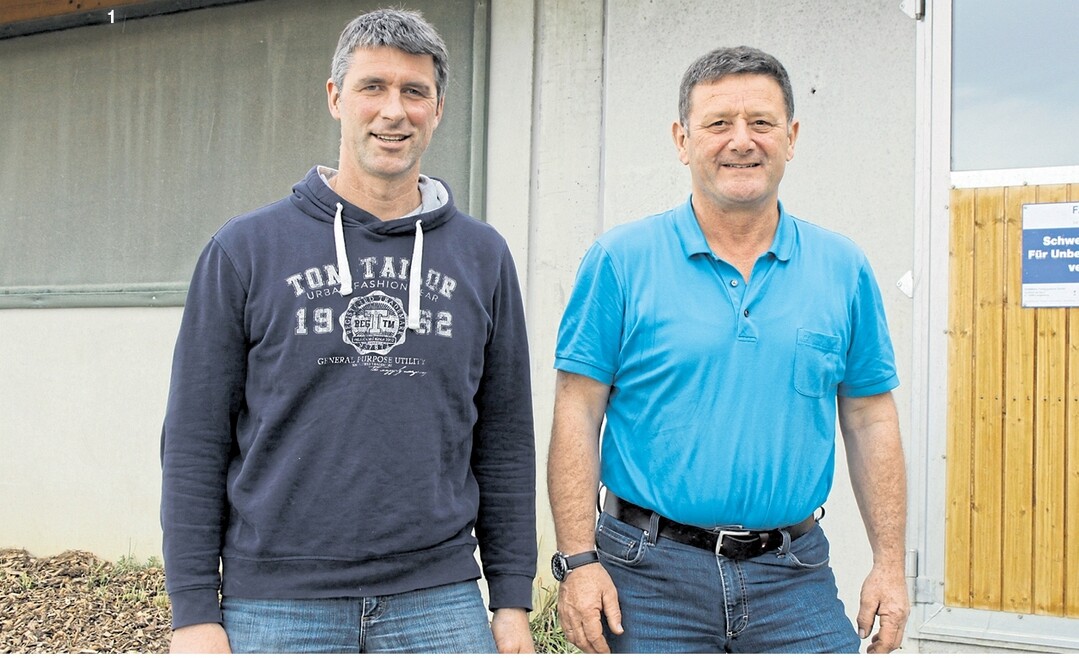 �Als wir den Stall geplant haben, war es uns wichtig einen Dreiklang aus Wirtschaftlichkeit, Tierwohl und Arbeitswirtschaft auf den Weg zu bringen. Das Thema Tierwohl muss man dabei mehr rational als emotional betrachten. Denn die Mastschweine so zu halten, kostet zun�chst einmal mehr Geld. Geld, das in der Vermarktung wieder eingespielt werden muss", geben Volker Baumann (l.) und sein Kooperationspartner Rudolf Deitigsmann Einblicke in die Betriebsstrategie der Kirchb�hl GbR in Kupferzell-Goggenbach (Hohenlohekreis).