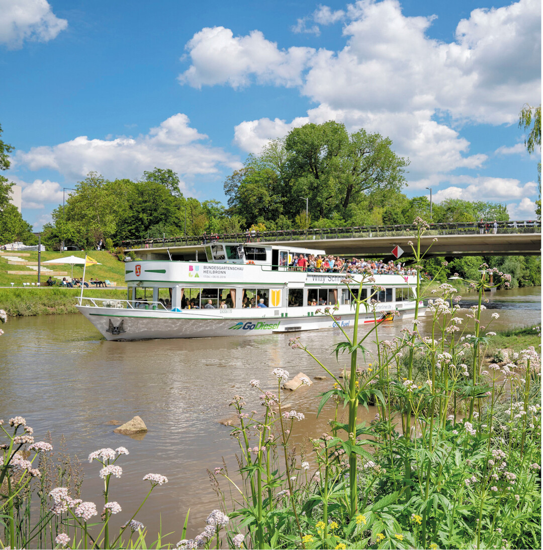 Die Bundesgartenschau in Heilbronn zu Land und zu Wasser: Mit dem kostenlosen Schiff-Shuttle ist beides m�glich. Etwa alle 45 Minuten verbindet ein Motorschiff den n�rdlichen Eingang Wohlgelegen mit dem Campuspark im S�den des BUGA-Gel�ndes.