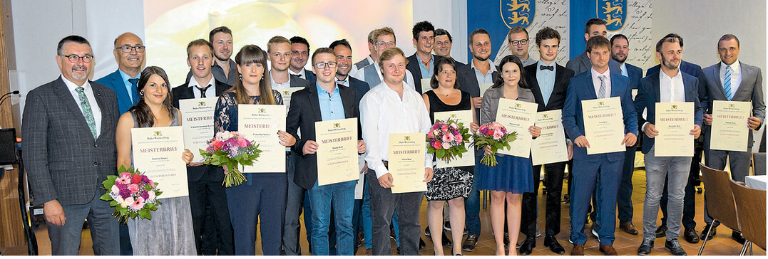 24 Meisterinnen und Meister f�r Obstbau haben im Juli ihre Meisterbriefe in Weinsberg entgegengenommen. Links die Gratulanten Dr. Kurt Mezger und Franz Josef M�ller.