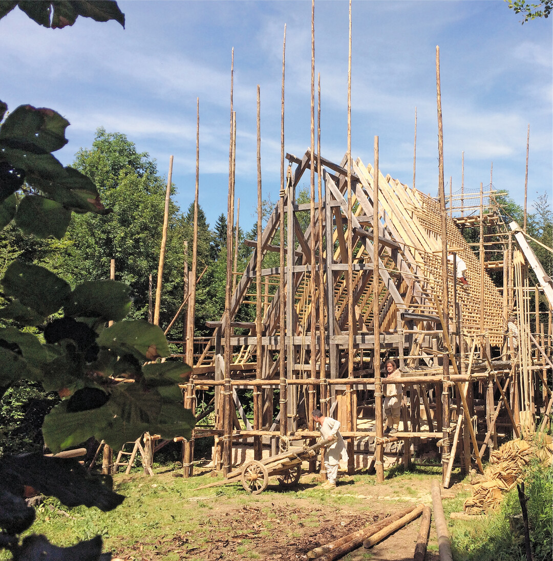 Auf dem Campus Galli" in Messkirch lassen seit 2013 Handwerker und Ehrenamtliche eine karolingische Klosterstadt entstehen, nach dem einzigartigen St. Galler Klosterplan", den M�nche vor 1200 Jahren auf Schafshaut gezeichnet haben. Gearbeitet wird ohne Maschinen und modernes Werkzeug, so wie im Mittelalter. In den Sommerferien ge�ffnet Dienstag bis Sonntag, sonst Freitag bis Sonntag. Infos: www.campus-galli.de