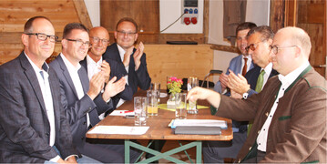 Festredner in M�nchsberg: v. l. Steffen H�u�lein, Ladenburger Holzwerke, Dr. Joachim Bl�se, Landrat Ostalbkreis, Gerhard Bauer, Landrat Schw�bisch Hall, Damian Komor, B�rgermeister von Mainhardt, Christoph Hald, B�rgermeister von Gschwend, Minister Peter Hauk und HVG-Aufsichtsratsvorsitzender und Murrhardter B�rgermeister Armin M��ner.