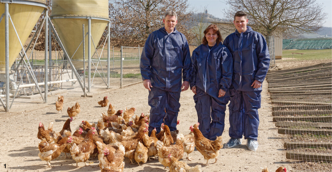 Katja und Martin F�ll mit Sohn Daniel, der nach dem Realschulabschluss im Herbst 2022 eine landwirtschaftliche Ausbildung beginnt. und den konventionellen Betrieb �bernehmen will.