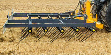 Der Einsatz eines Strohstriegels kann helfen, die notwendige Bearbeitungstiefe der Stoppel zu reduzieren.