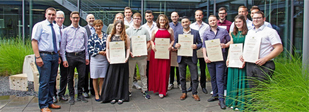 Die jungen Molkereimeisterinnen und -meister pr�sentieren ihre Urkunden. Mit auf dem Bild sind (v. l.) Michael Asse, Erwin Kitzelmann, Dominik H�nsler, Hans-J�rg Schleifer und Staatssekret�rin Sabine Kurtz. Foto: LAZBW