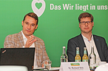Dr. Holger L�bbert (r.) und Dr. Richard Volz von der Karlsruher ZG Raiffeisen erl�utern in Karlsruhe-Maxau die Ernteergebnisse der ZG. Nach ihrer Ansicht beherrschen der Russland-Ukraine-Konflikt, der Klimawandel und die Ern�hrungssicherheit den Anbau und die Vermarktung landwirtschaftlicher Betriebe in Baden.