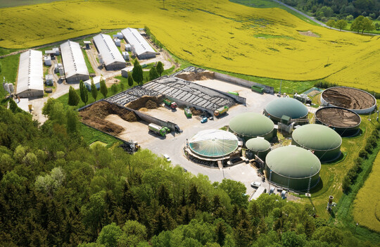 Luftaufnahme eines modernen Landwirtschaftsbetriebs mit Tierhaltung und Biogasanlage.