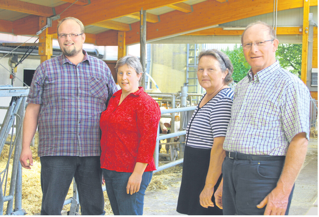 Sie haben per Zufall zueinander gefunden, das Ehepaar Irmgard und Wolfgang Walter (rechts) und ihre Hofnachfolger Monika und Ingo Hiller (links).