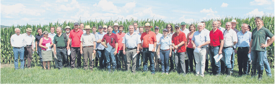 Teilnehmer der Pflanzenschutztagung des Deutschen Maiskomitees bei praktischen Versuchsbesichtigungen.