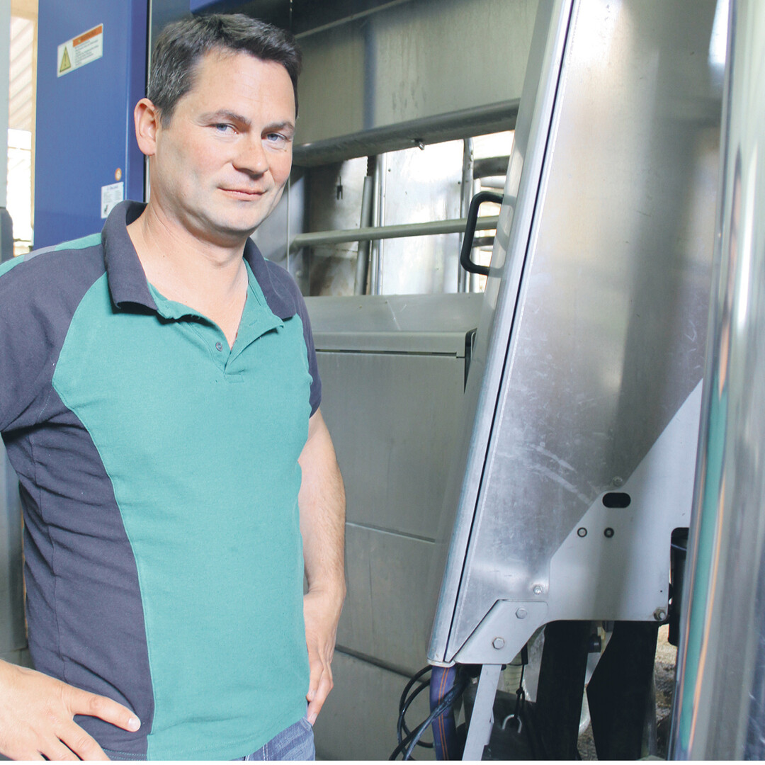 Matthias Uhrenbacher profitiert von den flexiblen Arbeitszeiten durch die Melkroboter. Das macht den 240-Kuh-Betrieb f�r Mitarbeiter attraktiv und erm�glicht arbeitswirtschaftlich sinnvolle Gruppengr��en.