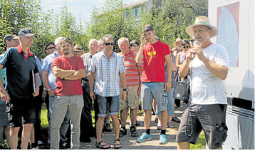 �ber einen Versuch zur Wirkung verschiedener D�sen gegen Schorfbefall informierte Betriebsleiter Christian Knaus (r.) anhand eines mit UV-Tracern sichtbar gemachten Belagsbildes.