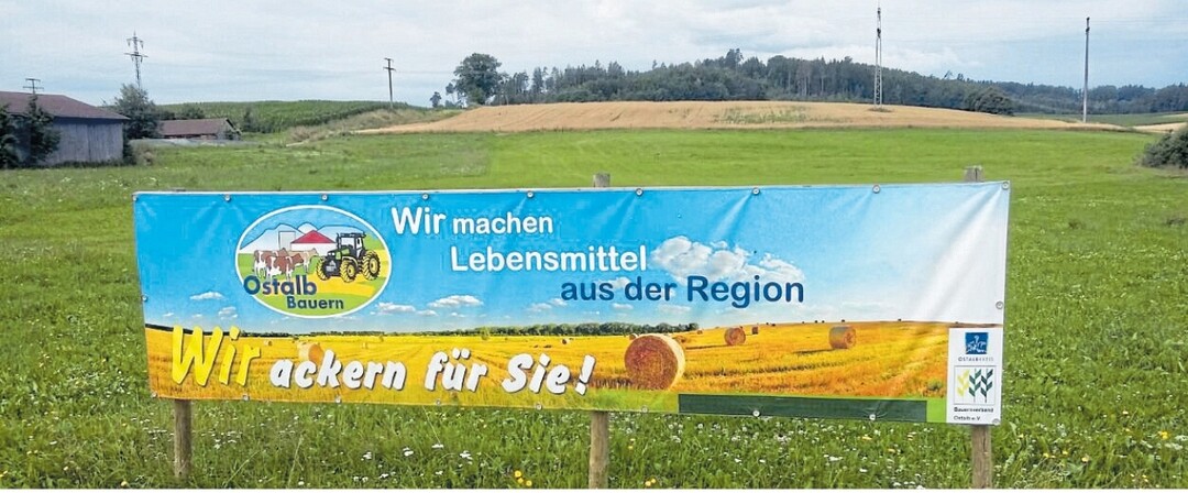 Banner an den Stra�en und H�fen sind Blickf�nger und machen auf die Arbeit der Landwirte aufmerksam.