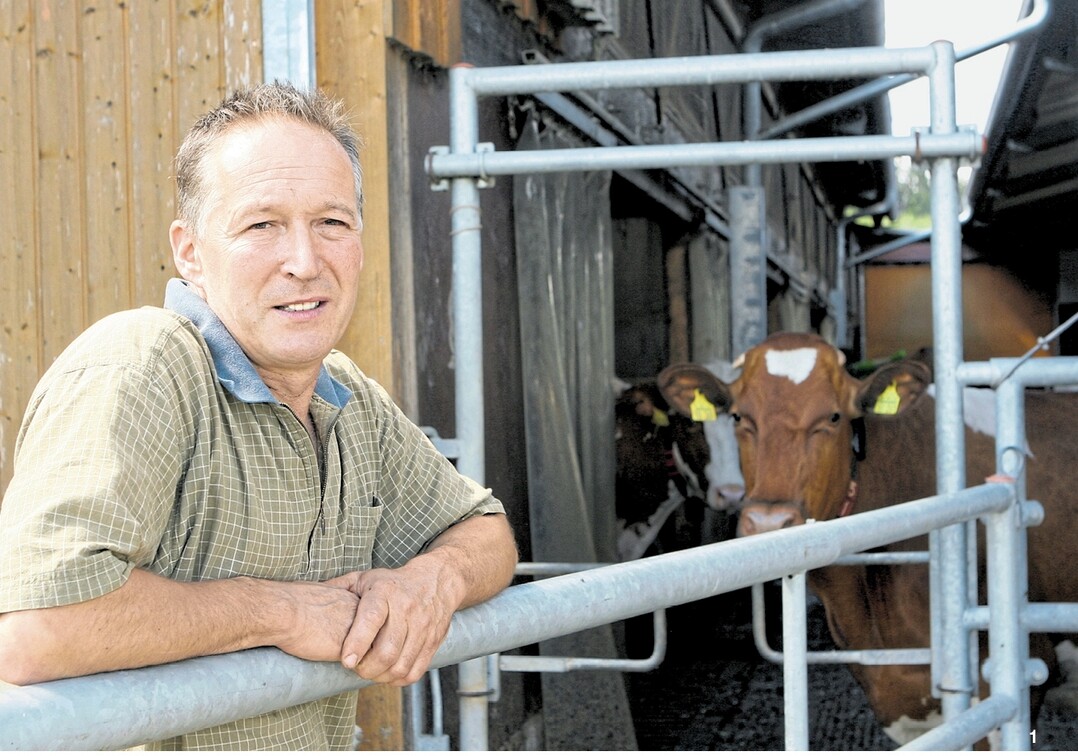 � Weide l�sst sich mit einem automatischen Melksystem durchaus kombinieren, nur die t�gliche Weidezeit geht zur�ck", beobachtet Paul Sproll aus Ingoldingen-Grodt. Der Grund: Die Tiere gehen zeitversetzt auf die Weide, kommen aber � bedingt durch den Herdentrieb � meist gemeinsam in den Stall zur�ck.