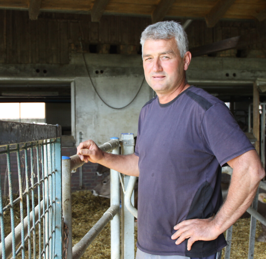 Bruno Knab baute vor zw�lf Jahren einen Melkroboter in den Boxenlaufstall in Wolfegg (Landkreis Ravensburg) ein. Damals und heute gehen die K�he auf dem Milchviehbetrieb regelm��ig auf die an den Betrieb angrenzenden Weiden. "Kein Problem", wie der Landwirt deutlich macht.