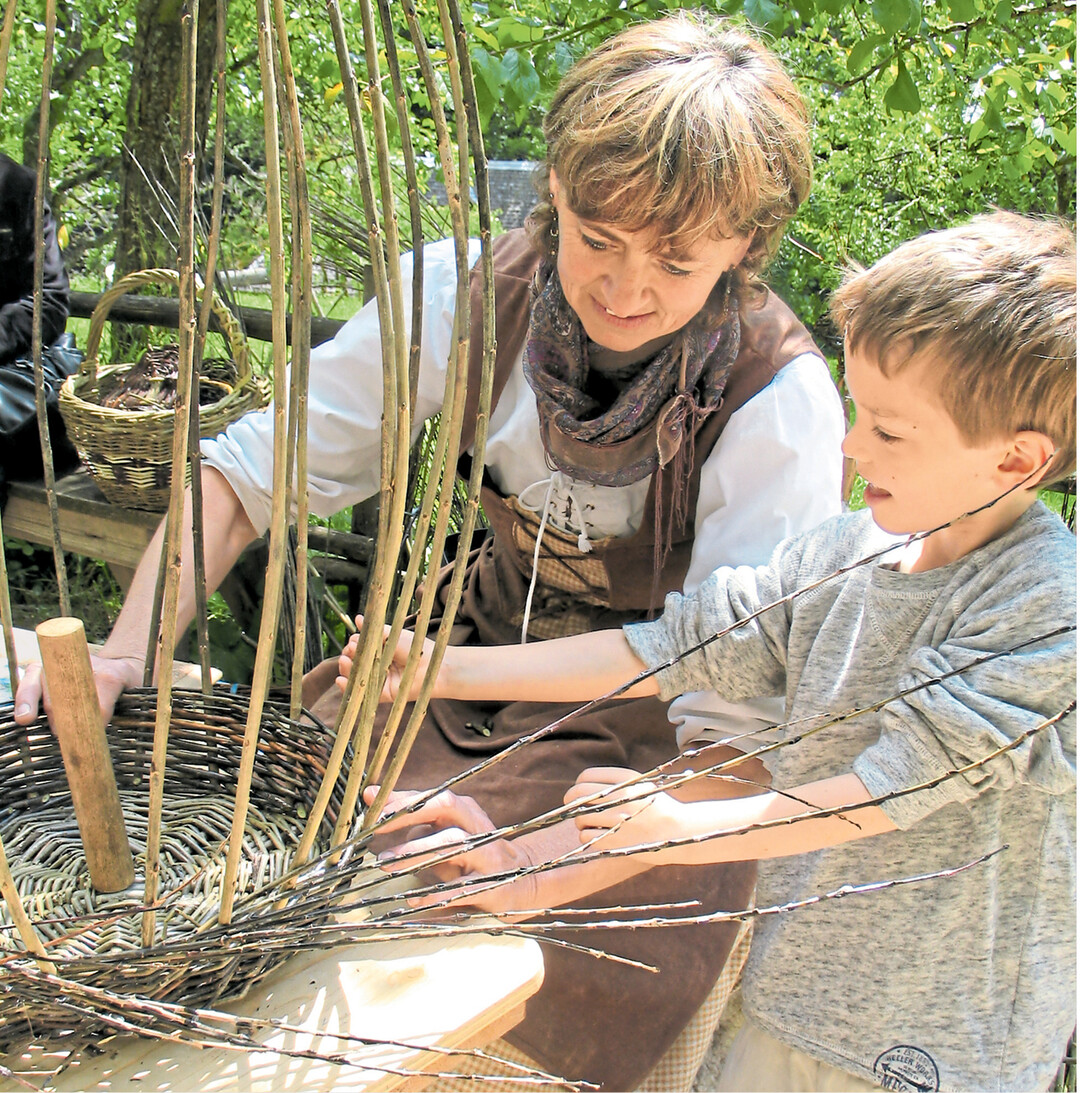 Jetzt ist der Mitmach-Sommer im Freilichtmuseum Neuhausen ob Eck gestartet. Kleine und gro�e Besucher k�nnen Seegrasp�pple basteln, Pfeil und Bogen bauen, Blumenkr�nze binden und vieles mehr. Bis 9. September gibt es mittwochs bis sonntags von 11 bis 16 Uhr Programm. Einfach kommen und mitmachen!
