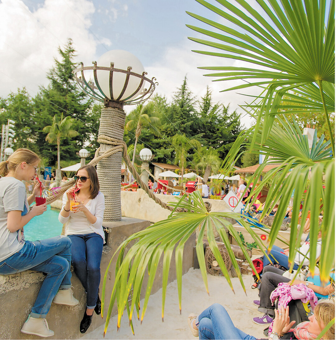 Sommerstimmung am Strand gef�llig, ohne stundenlange Anreise? Vor der traumhaften Kulisse der Atlantica-SuperSplash" im Portugiesischen Themenbereich k�nnen Klein und Gro� im Europa-Park in Rust ab 14 Uhr gem�tlich unter Palmen entspannen und Urlaubsflair pur genie�en, mit S�ften, Cocktails und Snacks. Bis 18. August bietet das Restaurant Spices  K�chen der Welt" und das angrenzende Colonial House" im Bereich Abenteuerland K�chen-Spezialit�ten nach Originalrezepten aus Afrika mit Gastk�chin Anita Roux.