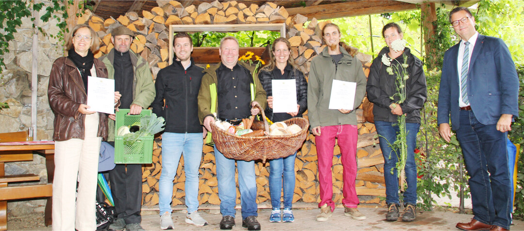 Landwirtschaftsminister Peter Hauk (r.) �bergab in St. Ulrich die� Urkunden f�r die drei Preise an� (v. l.): �Beate und J�rg H�rz, Samuel, Valentin und Barbara Sonner sowie Lukas Dreyer und Anna Laura H�bner.