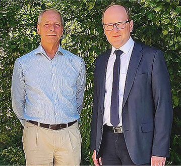 Hans-Benno Wichert (r.) verabschiedet Bernhard Graf von Rechberg, der von 1994 bis 2022 im Vorstand des LFAGV mitgewirkt hat, seit 2004 als stellvertretender Vorsitzender.