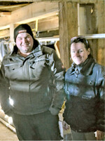 Alexander Schwär und Prof. Dr. Barbara Benz von der Hochschule für Wirtschaft und Umwelt (HfWU) Nürtingen-Geislingen, die das Bauvorhaben als Leiterin des EU-Projektes EIP-Rind" fachlich begleitete.