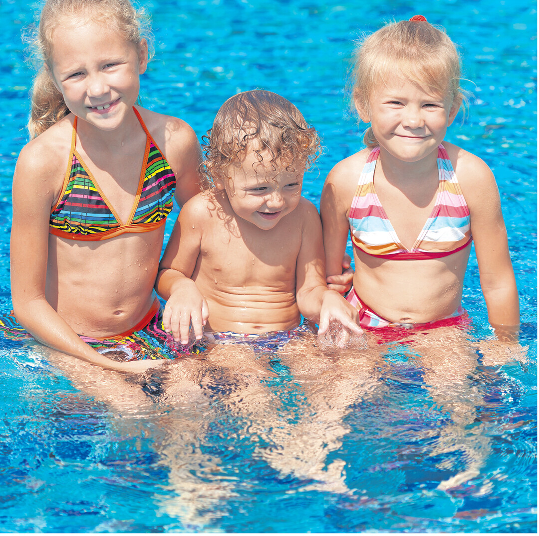 An der Seite der beiden Schwestern traut sich der kleine Wassermann auch ins k�hle Nass. Egal ob im Schwimmbad oder am Baggersee: Kleine Nichtschwimmer immer im Auge haben!