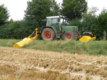Schlegelmulcher sind robust und somit gut f�r den Einsatz zur Pflege von Feld- und Weger�ndern geeignet. Der Anbau ist in der Front- oder Heckhydraulik m�glich.