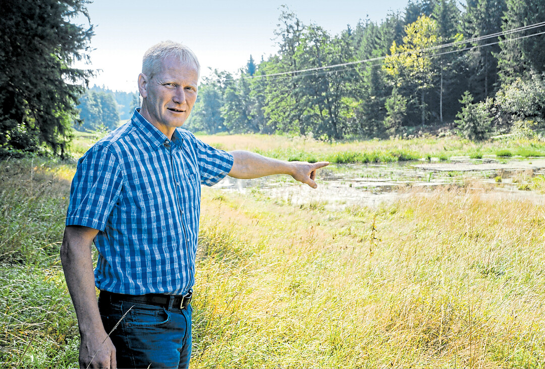 Hubert Kucher aus Ellwangen hat viele Jahre Futter von der Wiese gewonnen, die mittlerweile Biberrevier ist. Das Land hat ihm das Grundst�ck abgekauft, nachdem viele Versuche einer gemeinsamen Nutzung von Biber und Landwirt fehlgeschlagen sind.