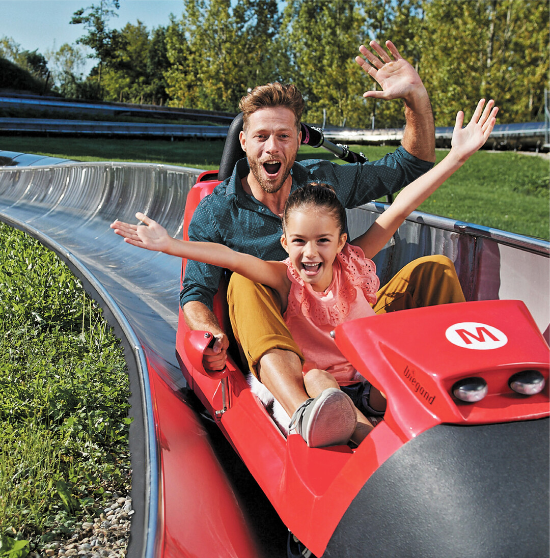 Das Ravensburger Spieleland in Meckenbeuren bietet auf einer Gr�nfl�che von 30 Hektar viel Spa� f�r Gro� und Klein, ge�ffnet von 10 bis 17.30 Uhr. Die Saison wurde bis zum 8. 11. 2020 verl�ngert und auf alle vorgesehenen Ruhetage verzichtet. Vor dem Besuch muss ein Tagesticket online gebucht werden unter www.spieleland.de/tickets.