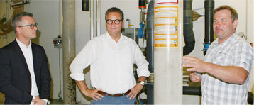 Die Energiepartnerschaft zwischen dem Bioenergiehof Ganter und der Pharmafirma Vetter erläuterten Robert Christ (r.) und Henryk Badack (l.) Landwirtschaftsminister Peter Hauk.