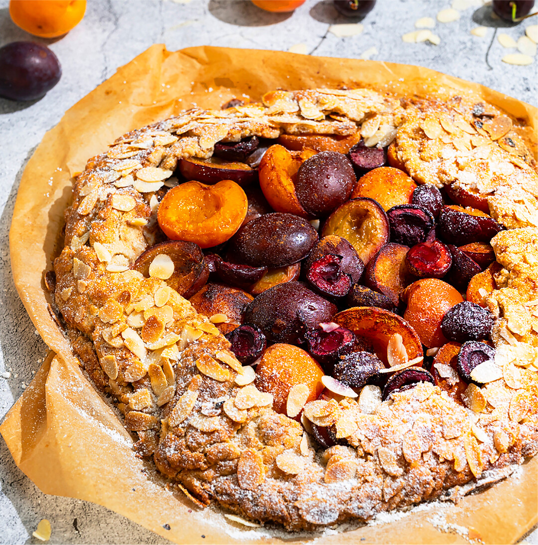 Galettes mit Steinobst  300 g Buchweizenmehl 200 g kalte Butter 1 Prise Salz 6 EL Rohrzucker 2 EL kaltes Wasser 150 g Aprikosen 150 g Pflaumen 200 g Kirschen ½ TL Zimt 1 Ei 2 EL Mandelbl�ttchen 1 TL Puderzucker Zubereitung F�r den Teig Mehl mit 3 EL Zucker, gew�rfelter Butter, Salz und Wasser rasch zu einem glatten Teig kneten. Teig zu einer Kugel formen und abgedeckt f�r 45 Min. kaltstellen. Backofen auf 180°C (Ober-Unterhitze) vorheizen. W�hrenddessen Fr�chte waschen, entkernen und halbieren. In einer Sch�ssel mit dem restlichen Zucker und Zimt vermengen. Teig auf einem mit Backpapier belegten Blech ½ cm dick ausrollen. Fr�chte draufgeben und einen 5 cm breiten Rand lassen. Den Rand rundherum �ber die Fr�chte klappen, mit verquirltem Ei bestreichen und mit Mandelbl�ttchen bestreuen. Galette im Ofen auf mittlerer Schiene f�r etwa 45 Min. (je nach Backofen) goldbraun backen. Galette abdecken, falls sie zu schnell br�unt. Aus dem Ofen nehmen, kurz ausk�hlen lassen, mit Puderzucker bestreuen und lauwarm genie�en. Dazu passt Vanilleeis mit frisch geschlagener Sahne. BVEO