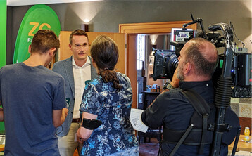 Gro�es Medieninteresse herrschte vergangene Woche bei der Erntepressekonferenz der ZG. Hier wird ZG Vermarktungschef Richard Volz (hinten) von einem Fernsehteam interviewt.�