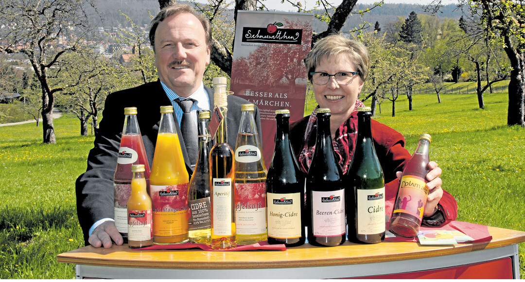Das fl�ssige Sortiment der Streuobst-Initiative Calw-Enzkreis-Freudenstadt: Knapp ein Dutzend Artikel vom klassischen Apfelsaft bis zum Plum-App f�r junge Leute. Einschlie�lich Biosparte gehen so j�hrlich 120.000 Liter Saft weg. Das freut die Macher um Joachim Flik (links) und Martina H�rmann.