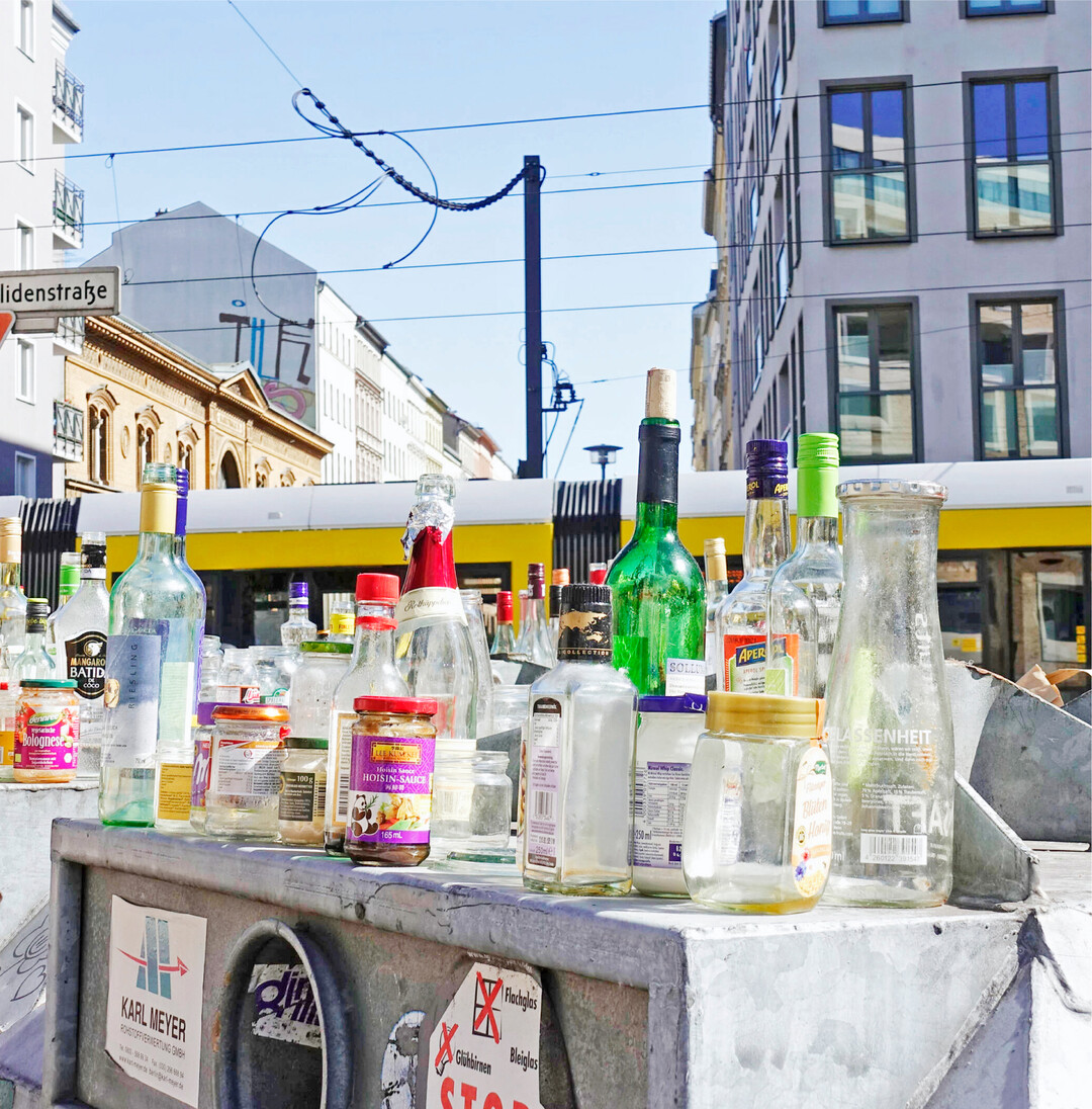 Honiggl�ser sollten nur gesp�lt in den Altglascontainer geworfen werden. Der Grund ist die Amerikanische Faulbrut. In vielen Importhonigen aus EU- und nicht EU-L�ndern befinden sich diese Krankheitserreger, an denen ganze Bienenv�lker zugrunde gehen k�nnen. Die Bienenkrankheit ist meldepflichtig, Bienenv�lker im Umkreis von infizierten V�lkern m�ssen vernichtet werden.