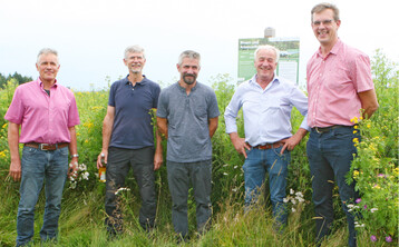 Engagieren sich f�r mehrj�hrige Wildpflanzen, um auf einem Teil der Fl�che Mais f�r die Biogasnutzung zu ersetzen (v. l.): Gebhard Pfender und Markus Fick von der AG Wildpflanzen-Biogas Ki�legg, Landwirt Markus Frick, Wildpflanzen-Saatgutvermehrer Werner Kuhn und Alexander M�ndel vom Landwirtschaftsministerium in Stuttgart.�