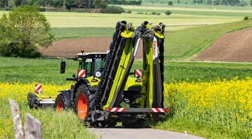 Fast 10,0 m Arbeitsbreite, kein Teleskopausleger und die zul�ssige Transporth�he eingehalten: das neue M�hwerk von Claas.