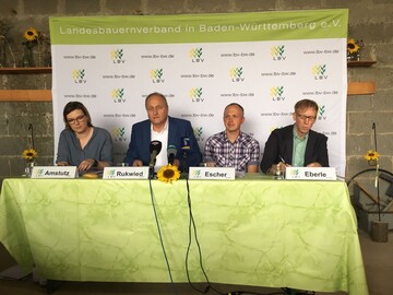 v.l. Ariane Amstutz, Pressereferentin im Landesbauernverband (LBV); LBV-Pr�sident Joachim Rukwied, Landwirt Volker Escher und LBV-Marktreferent Marco Eberle. Der Landwirtschaftsmeister Volker Escher bewirtschaftet einen klassischen Ackerbaubetrieb mit Schwerpunkt Kartoffelanbau in Waiblingen-Hegnach (Rems-Murr-Kreis). Neben klassischen Kulturen wie Winterweizen, Sommergerste, Mais, Zuckerr�ben, Ackerbohnen und Erbsen, baut Escher neun verschiedene Kartoffelsorten an. Diese vermarktet der 40-jahrige Betriebsleiter ausschlie�lich direkt. 
