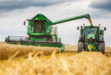 Der 11.000 Liter Korntank der �berarbeiteten T-Serie kann laut Hersteller binnen 90 Sekunden entleert werden.