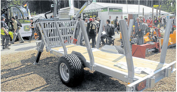 Rückeanhänger mit Zweiradachse und Holzboden für Transporte von Brennholz, Energieholz und Abschnitten.