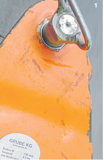 Die Umlenkrolle für den Bodenzug muss jährlich von einer befähigten Person geprüft werden. Haarrisse oder Verformungen (Pfeil) bedeuten das Aus.