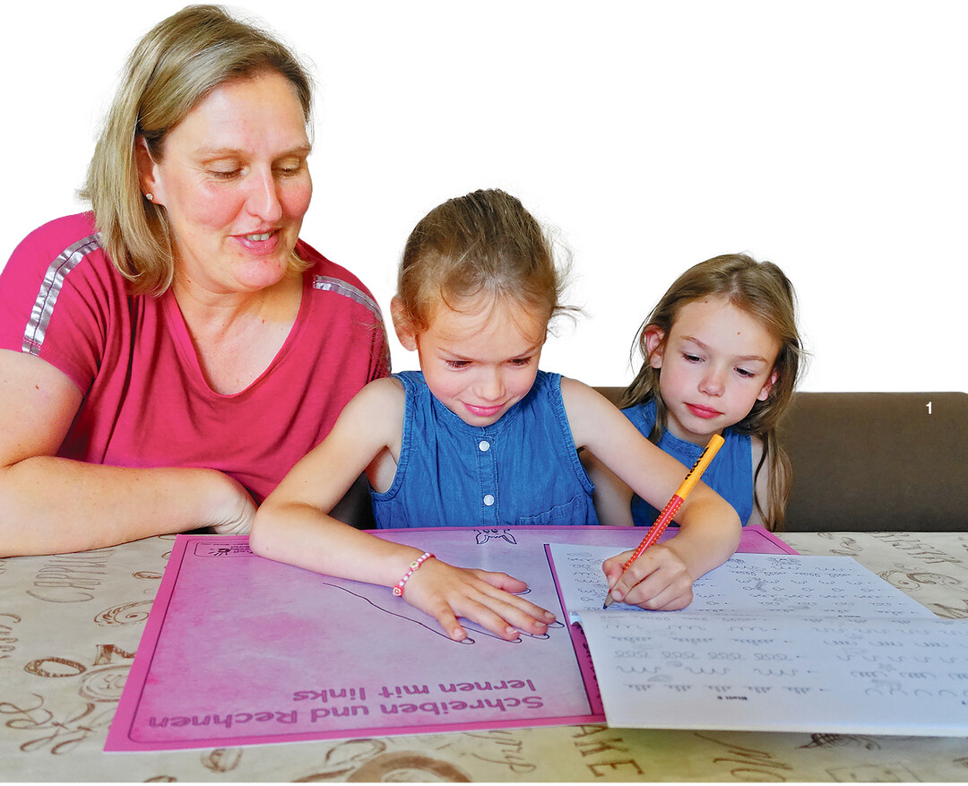 Linksh�nder wie Melina erledigen ihre Hausaufgaben gern im Familientrubel und nicht allein. Auch Hintergrundmusik darf sein.