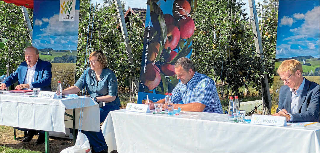 Ziehen Bilanz zur Ernte in Baden-W�rttemberg v.l. der Pr�sident im Landesbauernverband (LBV) Joachim Rukwied, LBV-Pressesprecherin Ariane Amstutz, Landwirt Jens Bauer, der anschlie�end zum Rundgang durch die Obstanlagen einlud, und LBV-Gesch�ftsf�hrer Marco Eberle.
